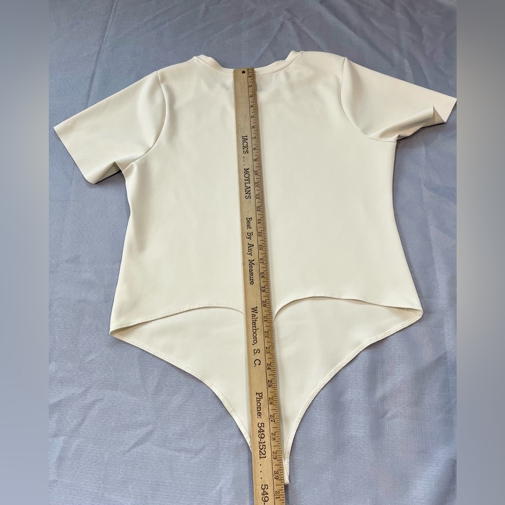 Good American, this bodysuit features:
Scuba double stretch Size 6 cream - Picture 4 of 4
